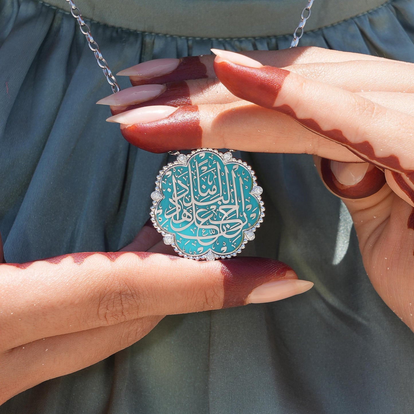 قلادة من السيراميك الفيروزي الداكن